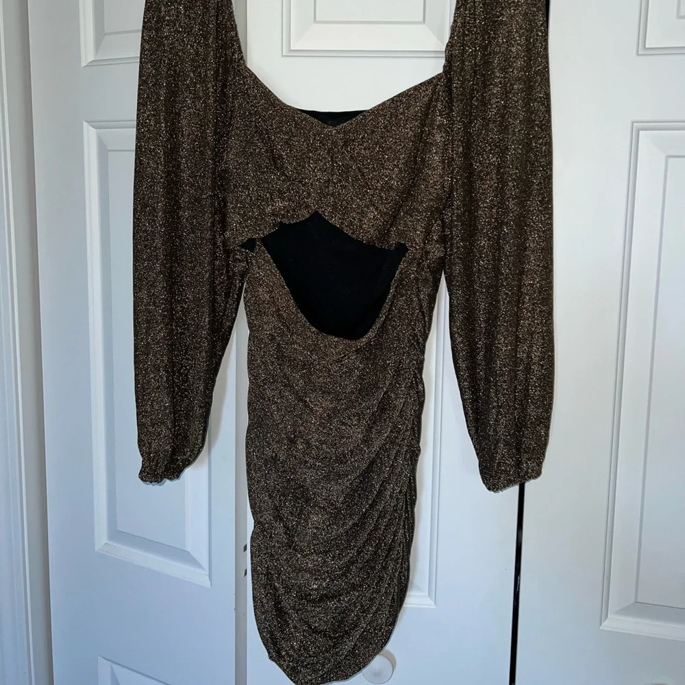 Longsleeve gold sparkly dress with cutout - Picture 1 of 5